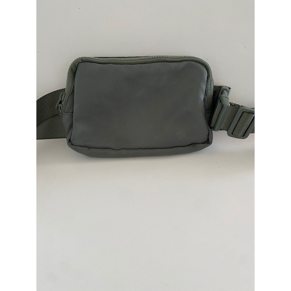 GapFit Belt Bag Olive Green Adjustable Strap Zipper‎ Closure Women's Casual